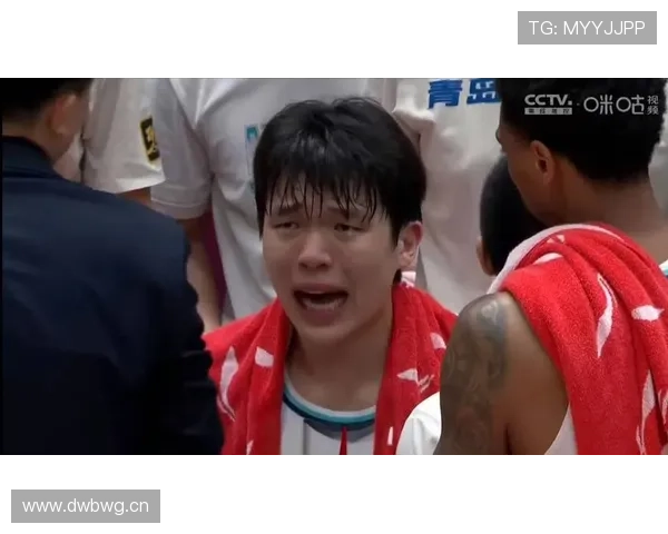 杨瀚森高高跃起空中接力完成双手暴扣精彩瞬间引爆全场热情